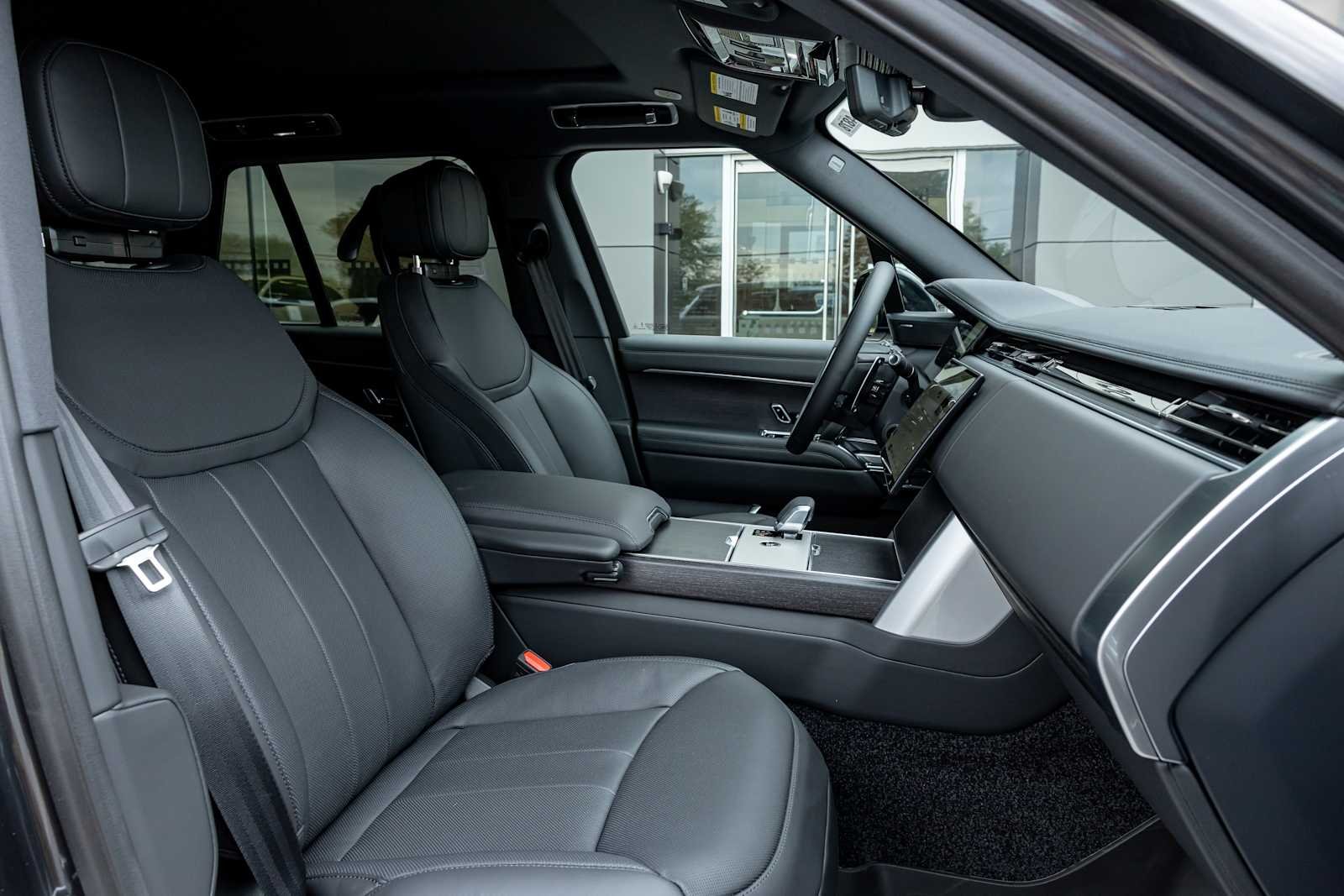New 2026 Carpathian Grey Land Rover SE image 3