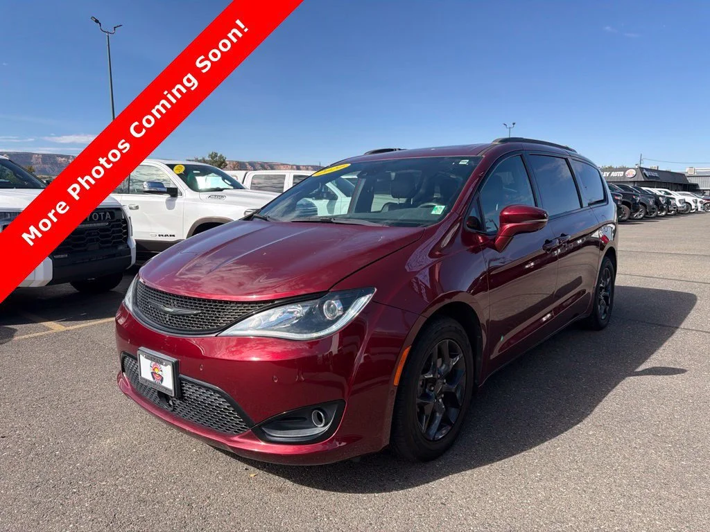 Used 2020 Red Chrysler Limited image 3