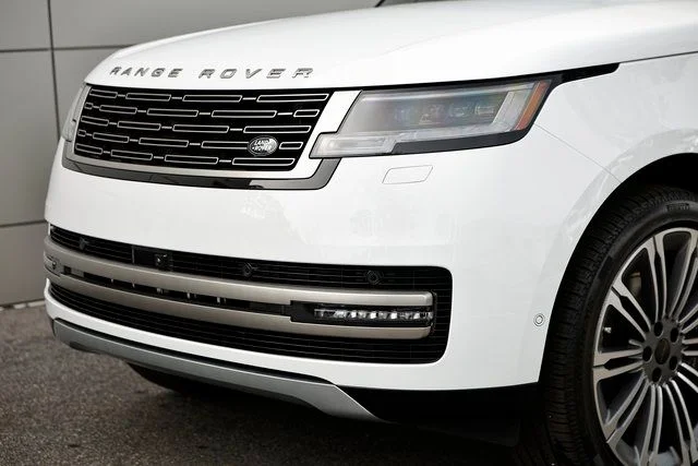 New 2026 Fuji White Land Rover SE image 2