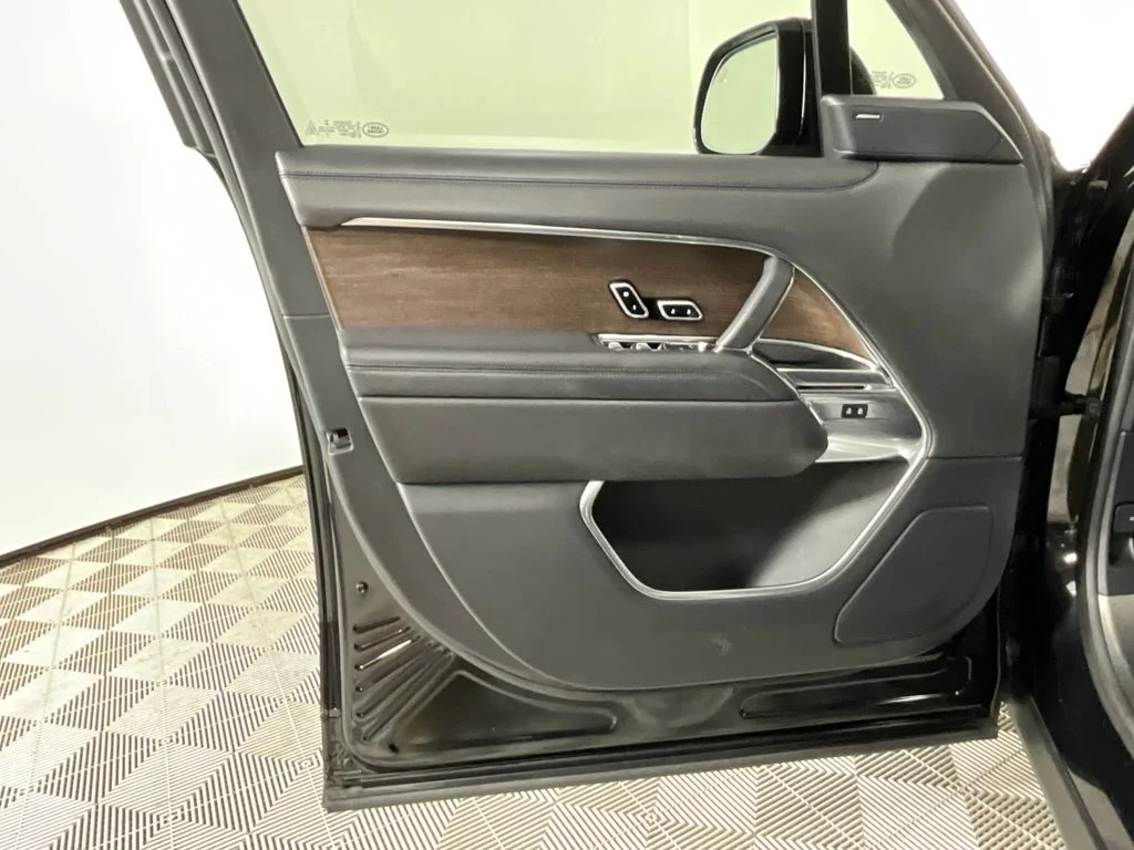 Used 2023 Black Land Rover SE image 18