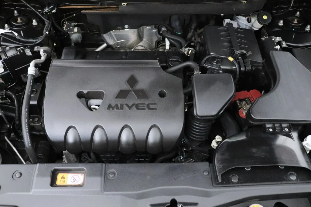 Used 2018 Black Mitsubishi ES image 30