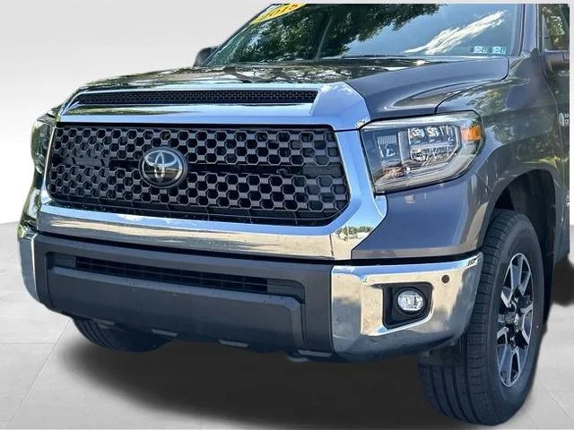 Used 2018 Gray Toyota SR5 image 9