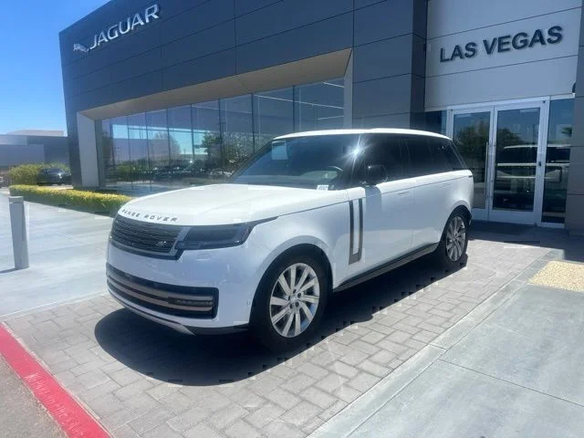 Used 2024  Land Rover SE image 1