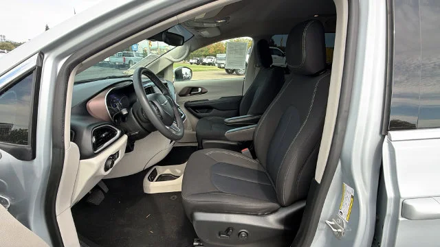 Used 2023 Silver Mist Clearcoat Chrysler LX image 28