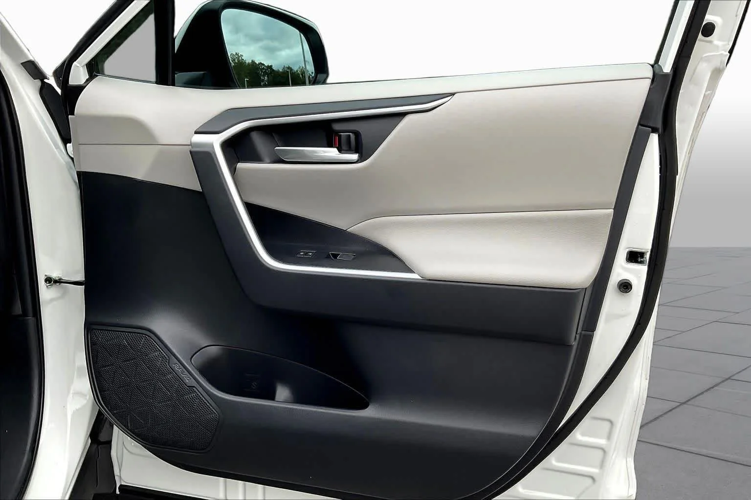 Used 2025 Ice Cap Toyota XLE image 23