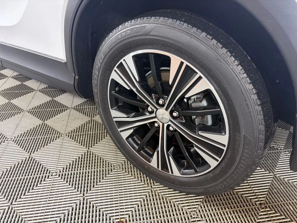 Used 2022 Silver Mitsubishi SE image 21