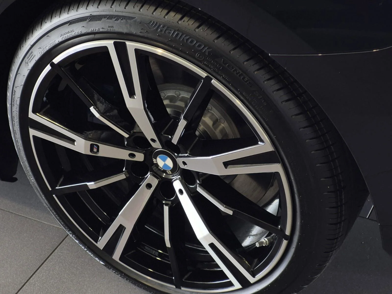 New 2027 Black Sapphire Metallic BMW 550e xDrive image 7