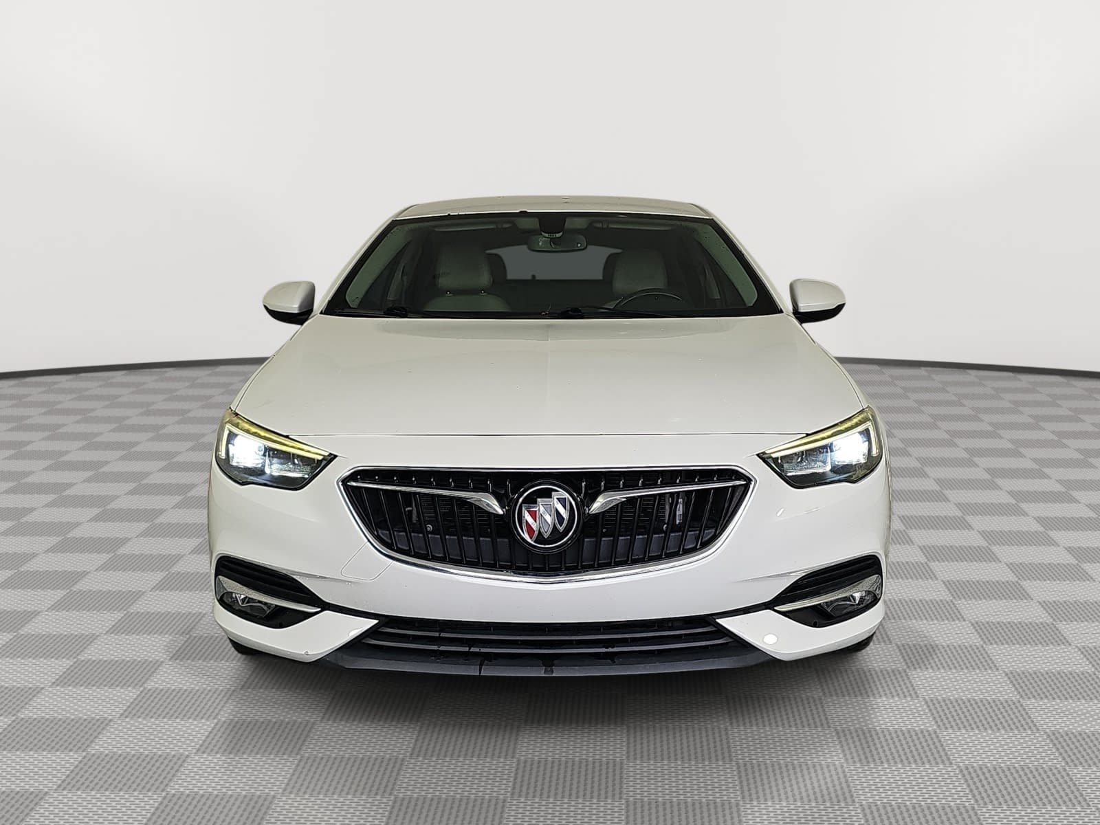 Used 2018 White Buick Essence image 3
