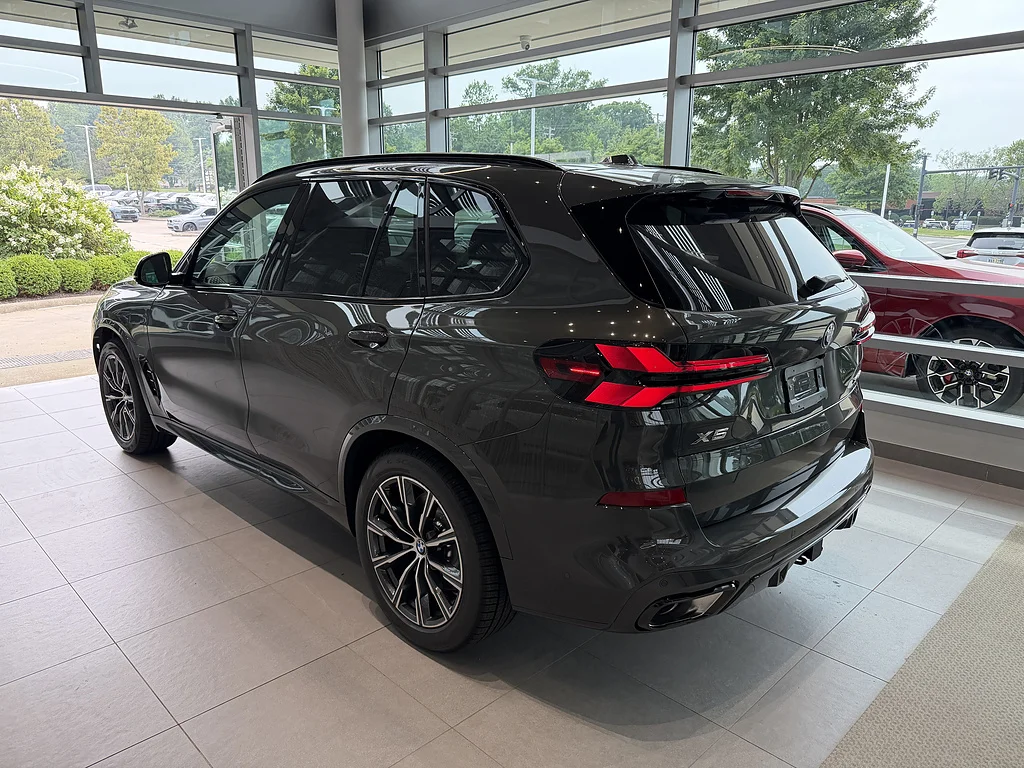 New 2026 Dravit Grey Metallic BMW xDrive50e image 4
