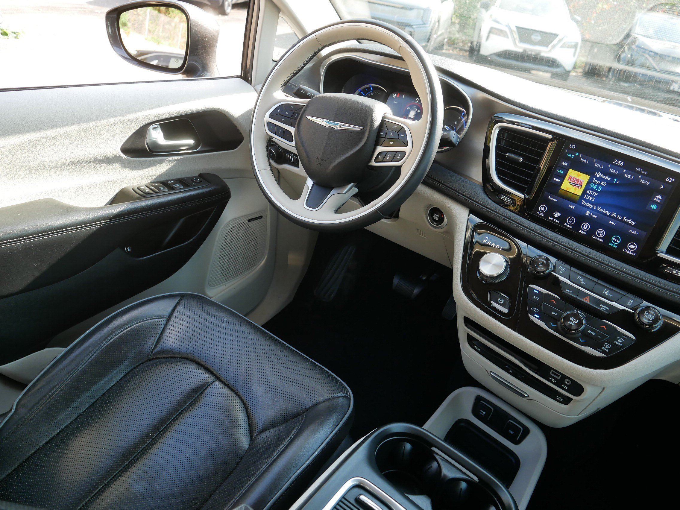 Used 2018 Granite Crystal Metallic Clearcoat Chrysler Hybrid Limited image 9
