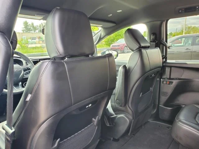 Used 2025 Bright White Clearcoat Chrysler Select image 25