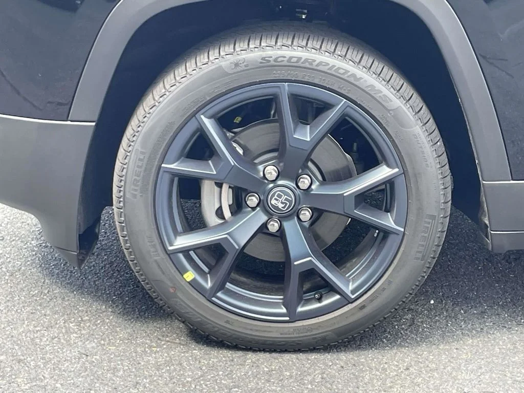 New 2026 Diamond Black Crystal Pearlcoat Jeep Laredo image 11