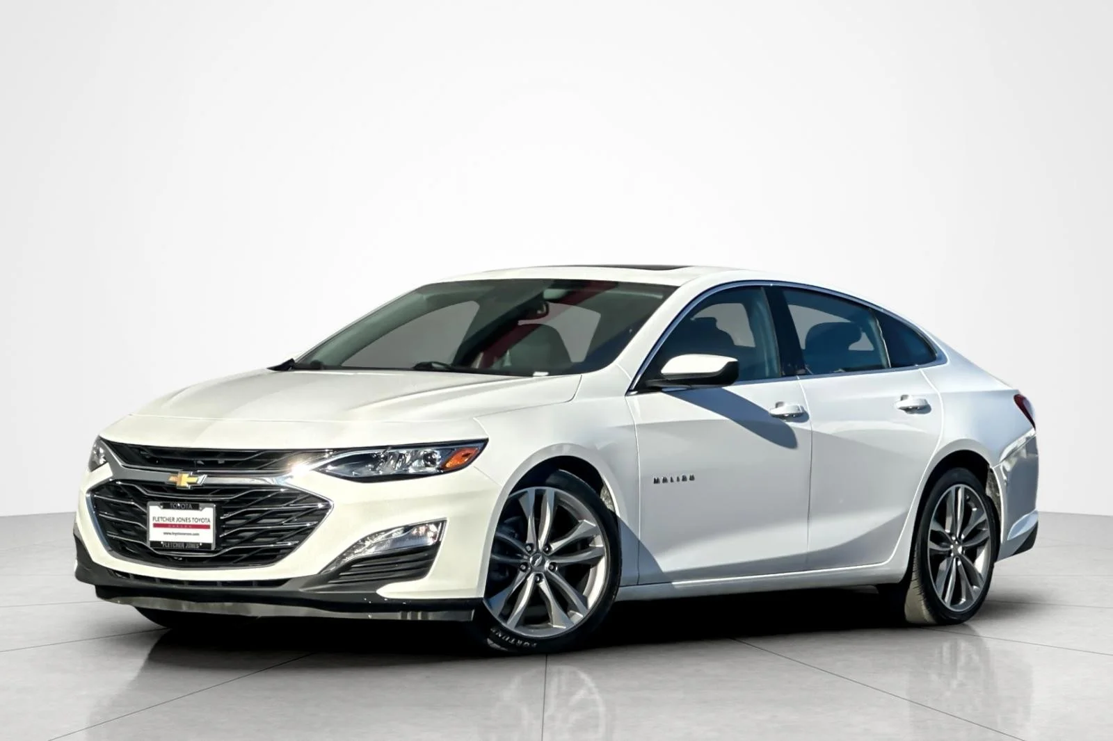 Used 2024 Summit White Chevrolet LT image 1