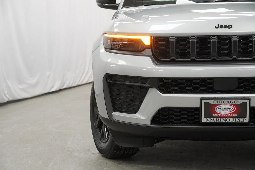 New 2026 Silver Zynith Exterior Paint Jeep Altitude image 6