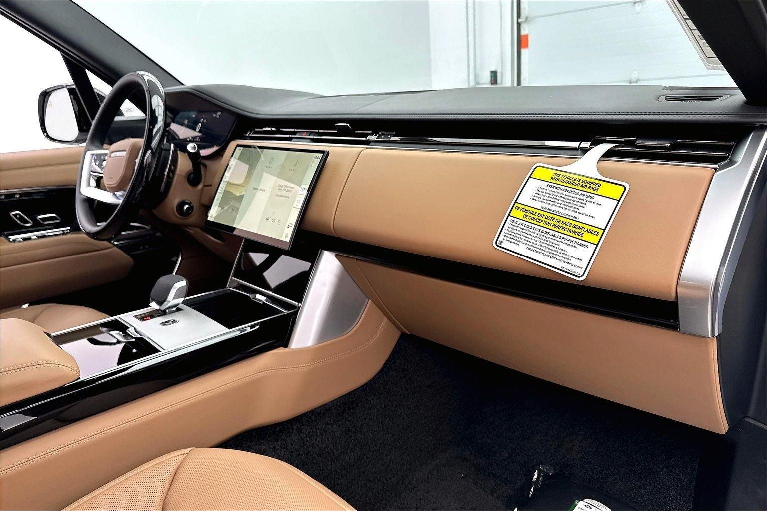 New 2026 Ostuni Pearl White Premium Metallic Land Rover SE image 29
