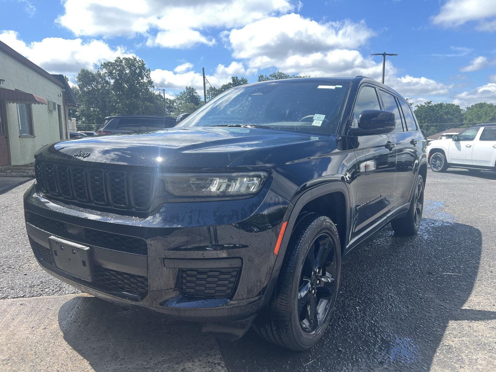 Used 2023 Diamond Black Crystal Pearlcoat Jeep Altitude X image 7