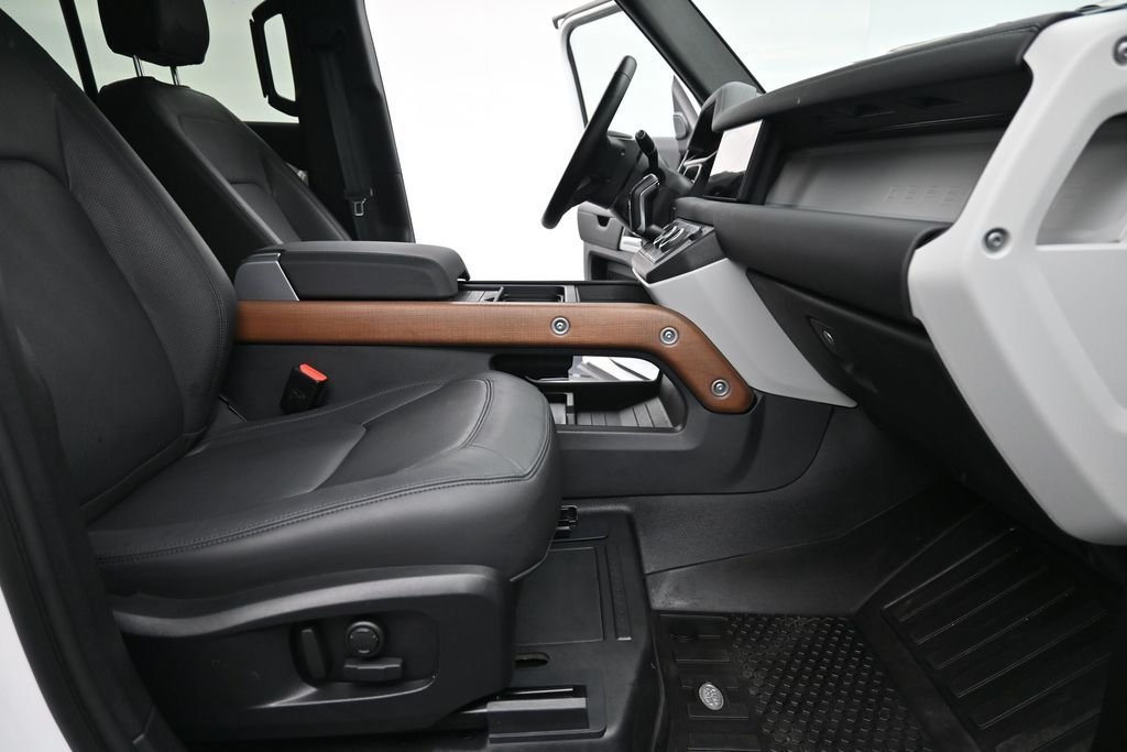 Used 2024 Fuji White Land Rover S image 17