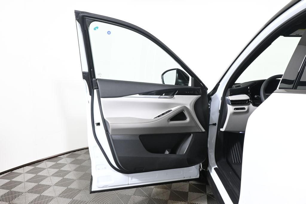 New 2027 2T RAD WHT INFINITI Sport AWD image 30