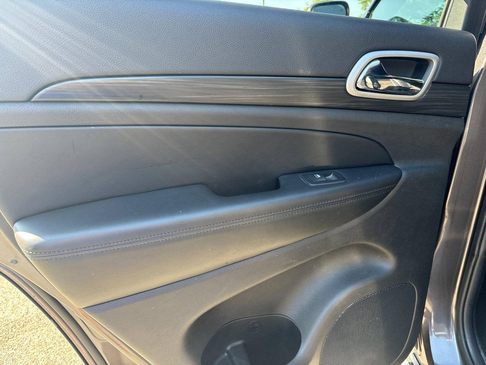 Used 2020 Granite Crystal Metallic Clearcoat Jeep Altitude image 32