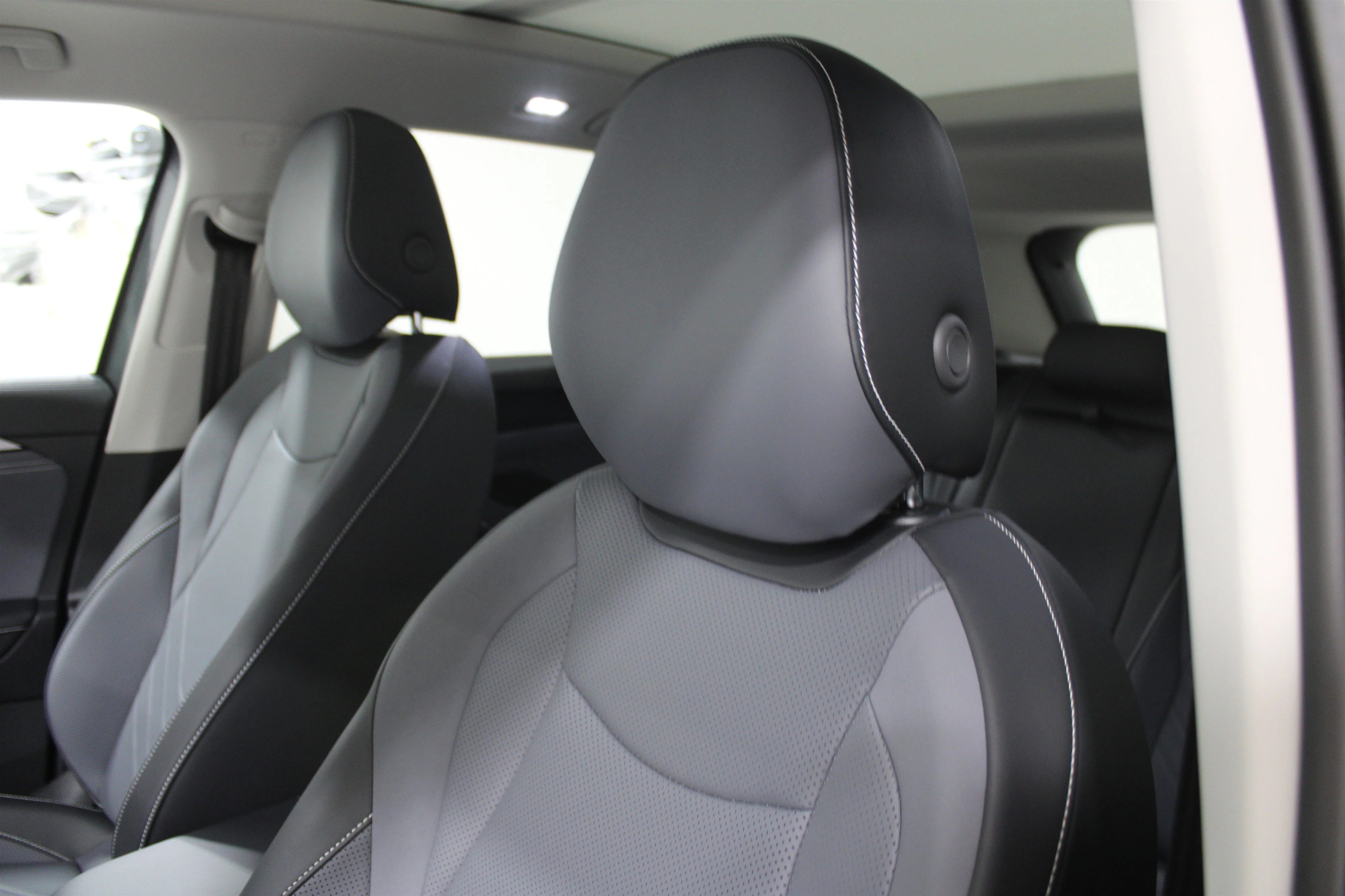 New 2026 Platinum Gray Metallic Volkswagen SE image 5