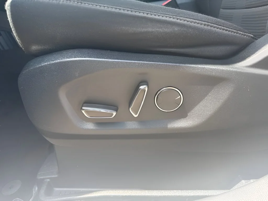 Used 2018  Ford SEL image 10