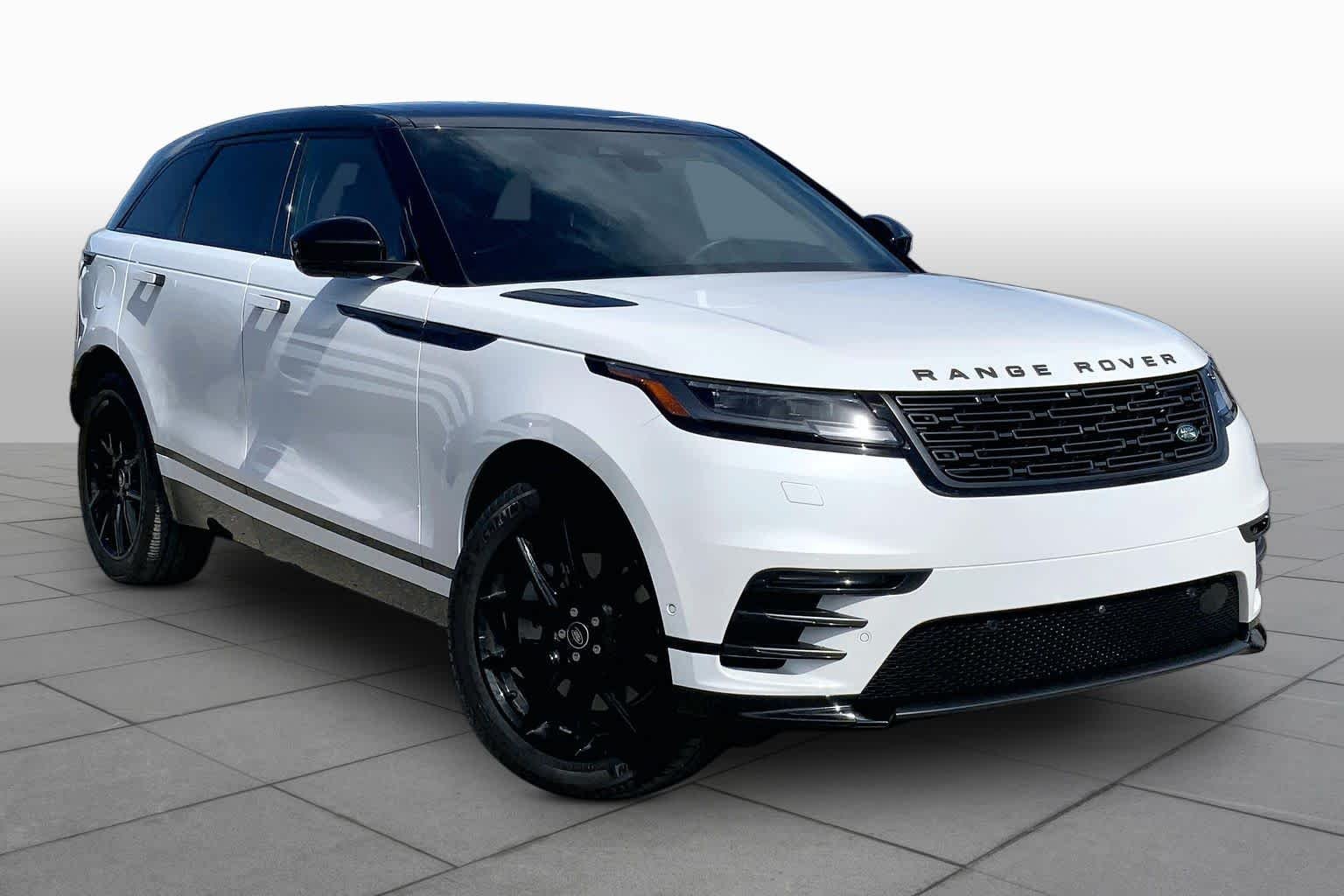 Used 2026 Ostuni Pearl White Premium Metallic Land Rover Dynamic SE image 3