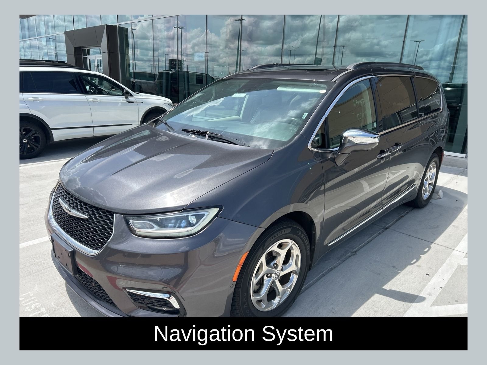 2022 Chrysler Pacifica Limited's photo