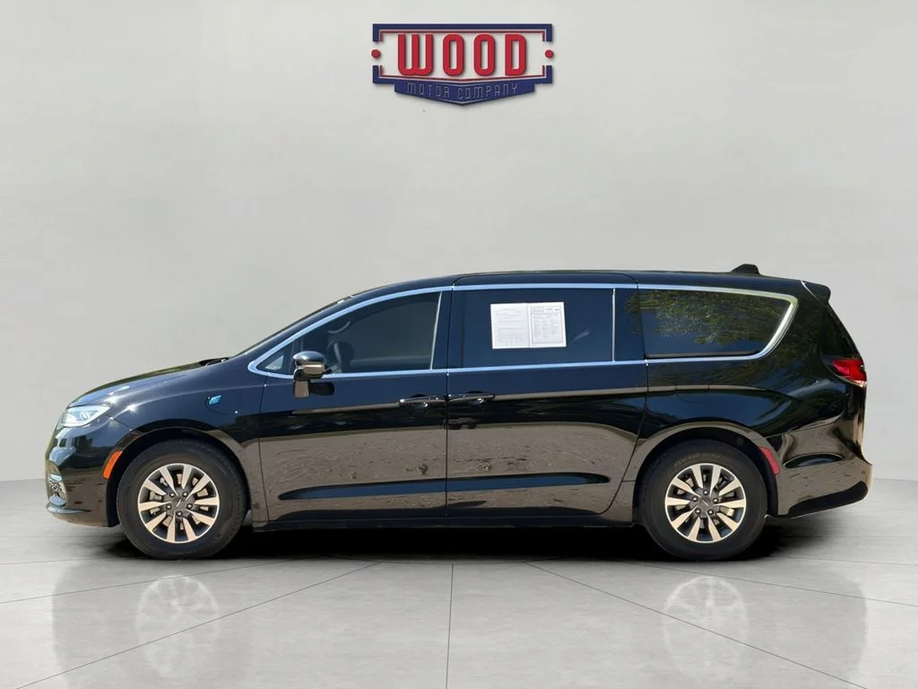 Used 2025 Diamond Black Crystal Pearlcoat Chrysler Select image 4