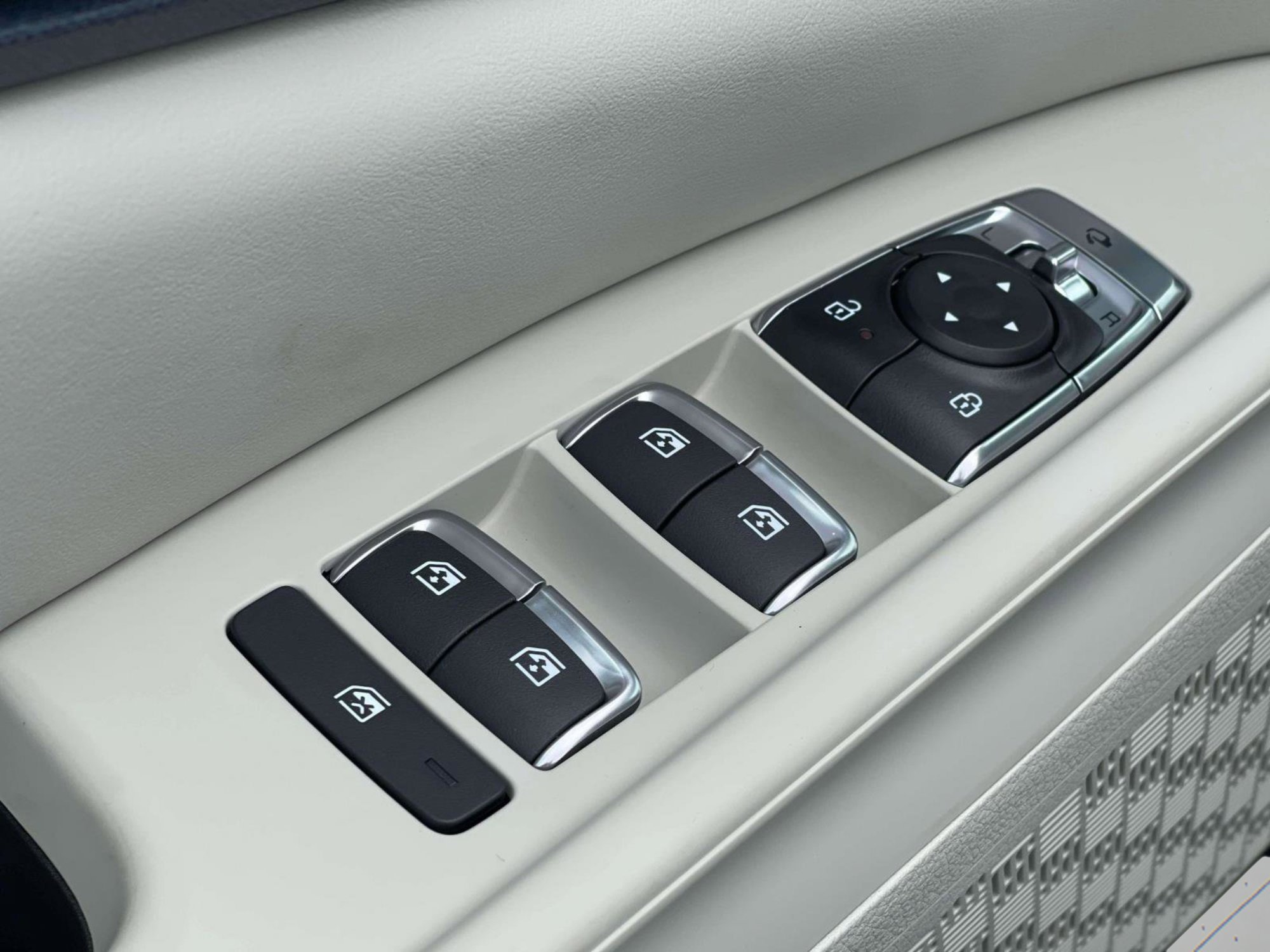 New 2026 Ceramic Silver Kia EX image 22