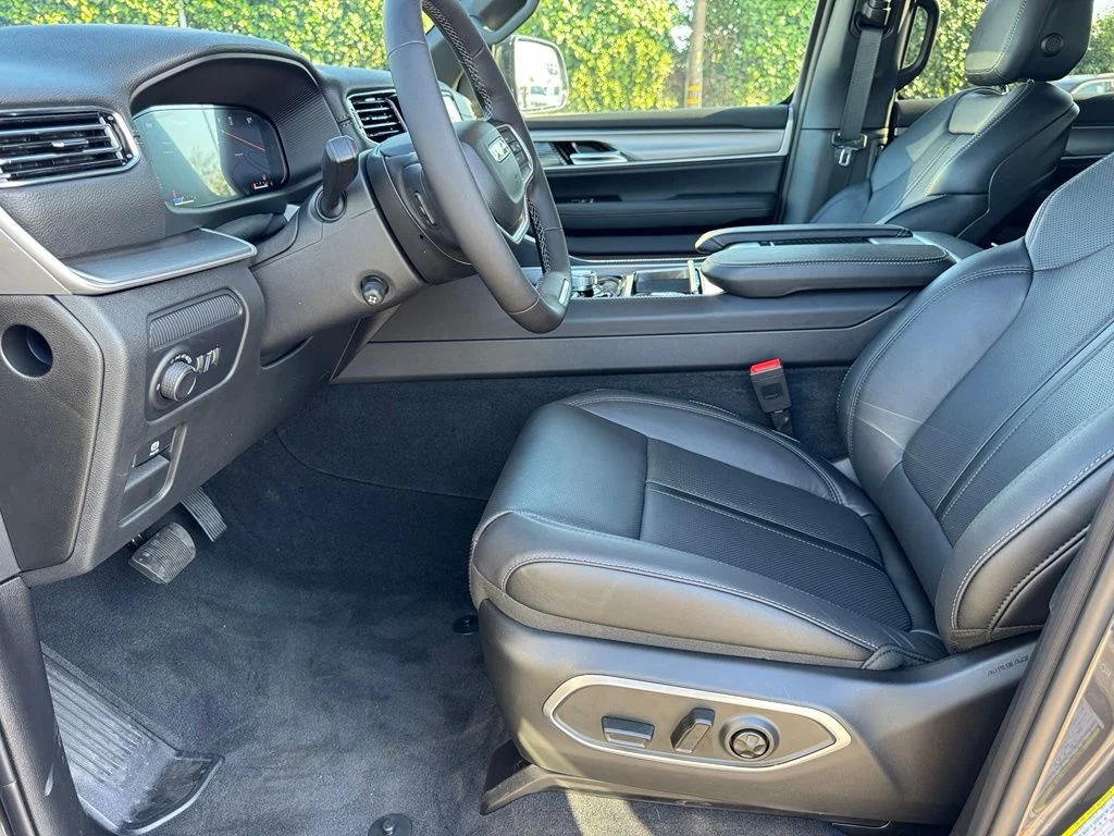New 2026 Baltic-Gray Metallic Clear-Coat Exterior Paint Jeep Limited Altitude image 18