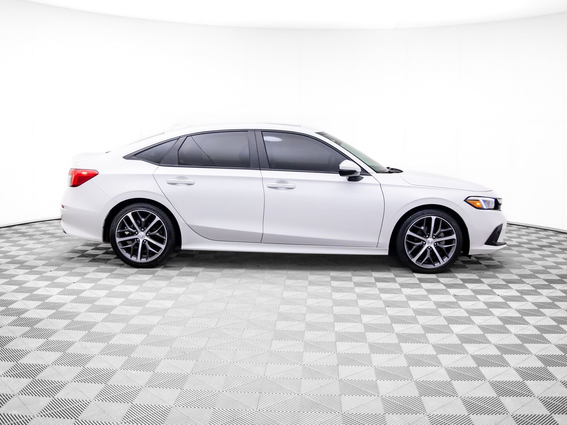 Used 2024 White Honda Touring image 7
