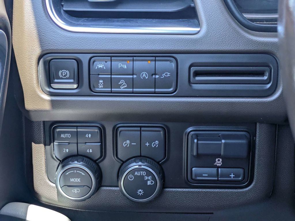 Used 2021 White Chevrolet Z71 image 24