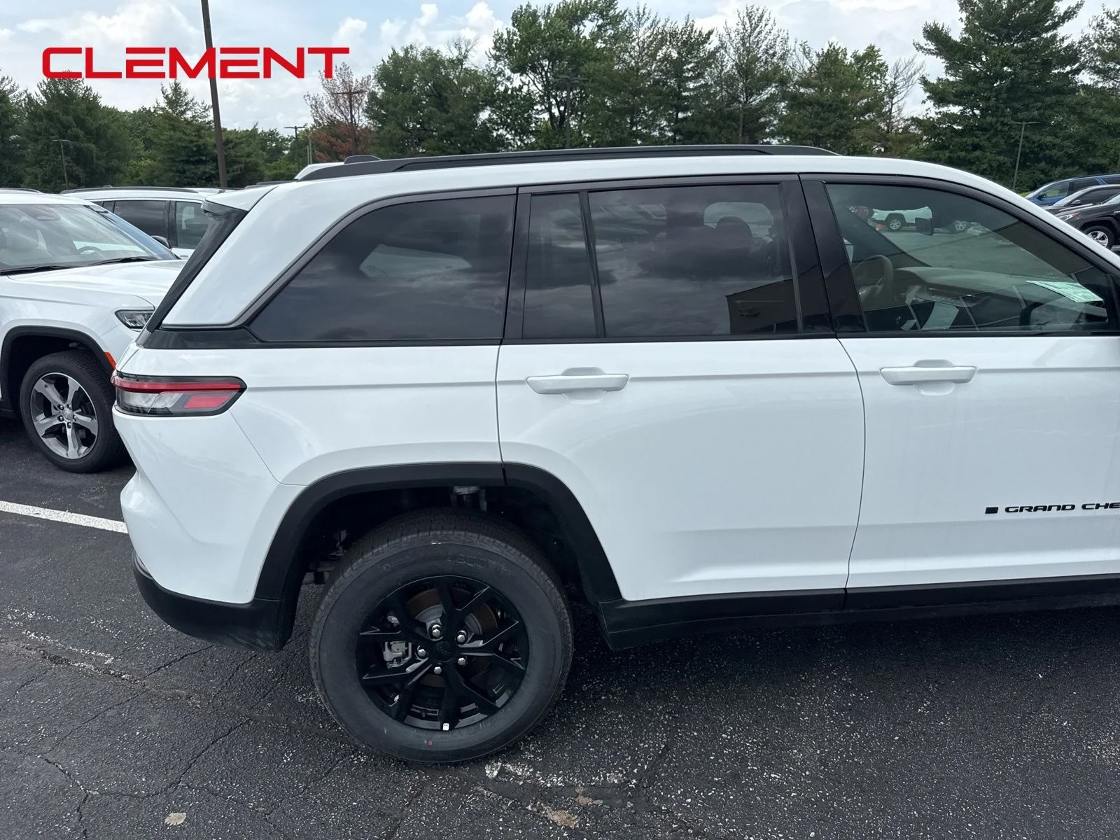 New 2026 Bright White Clear-Coat Exterior Paint Jeep Altitude image 15