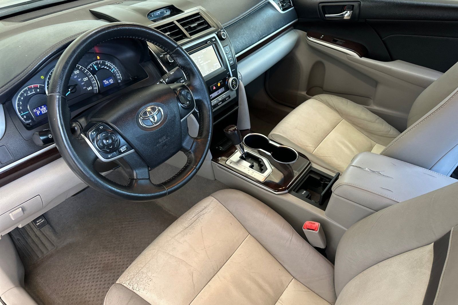 Used 2014 Silver Toyota XLE image 10