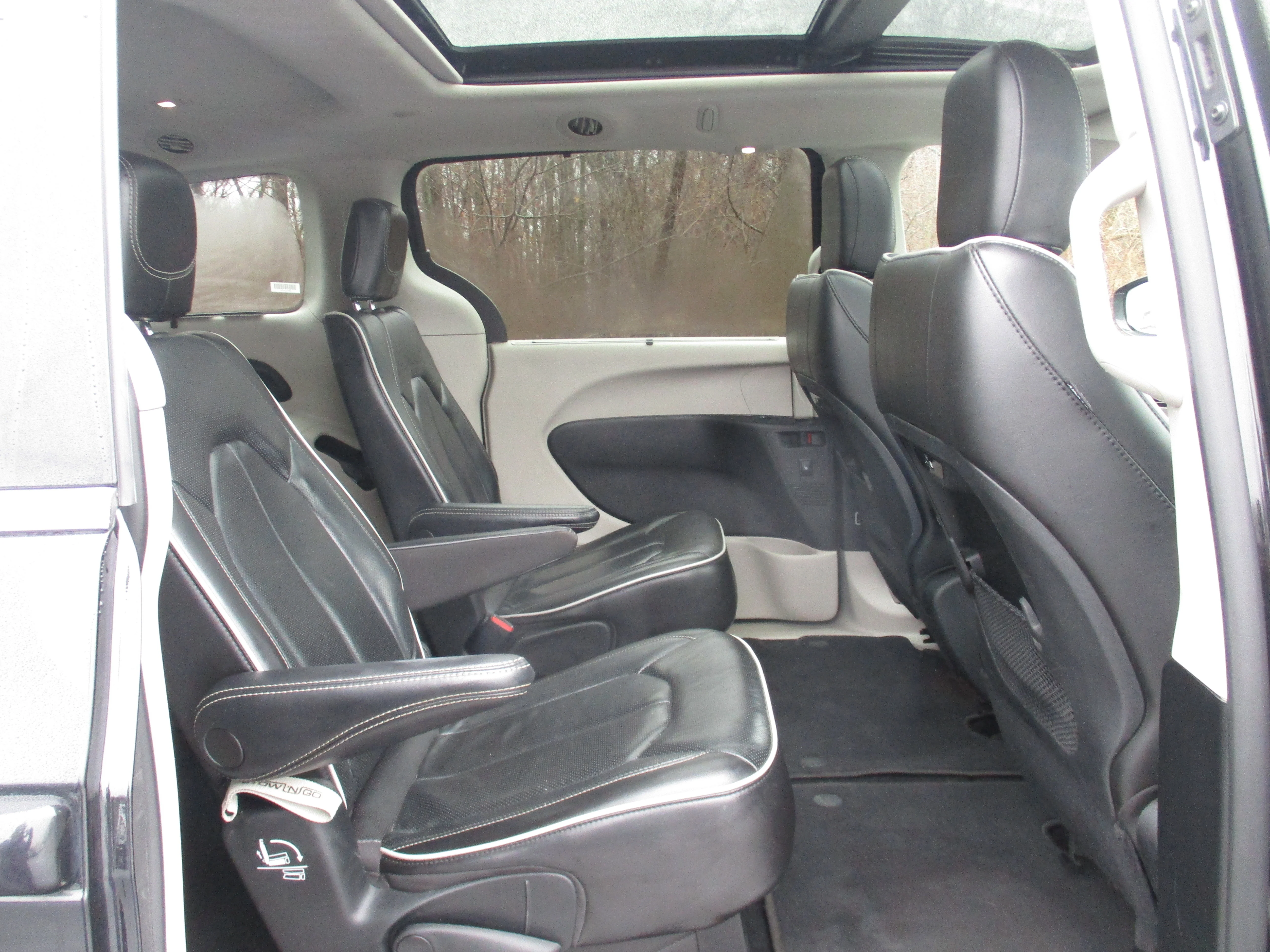 Used 2022 Brilliant Black Crystal Pearlcoat Chrysler Limited image 29