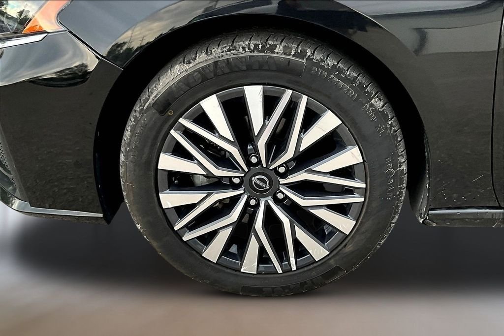 Used 2024 Super Black Clearcoat Nissan 2.5 SV image 28