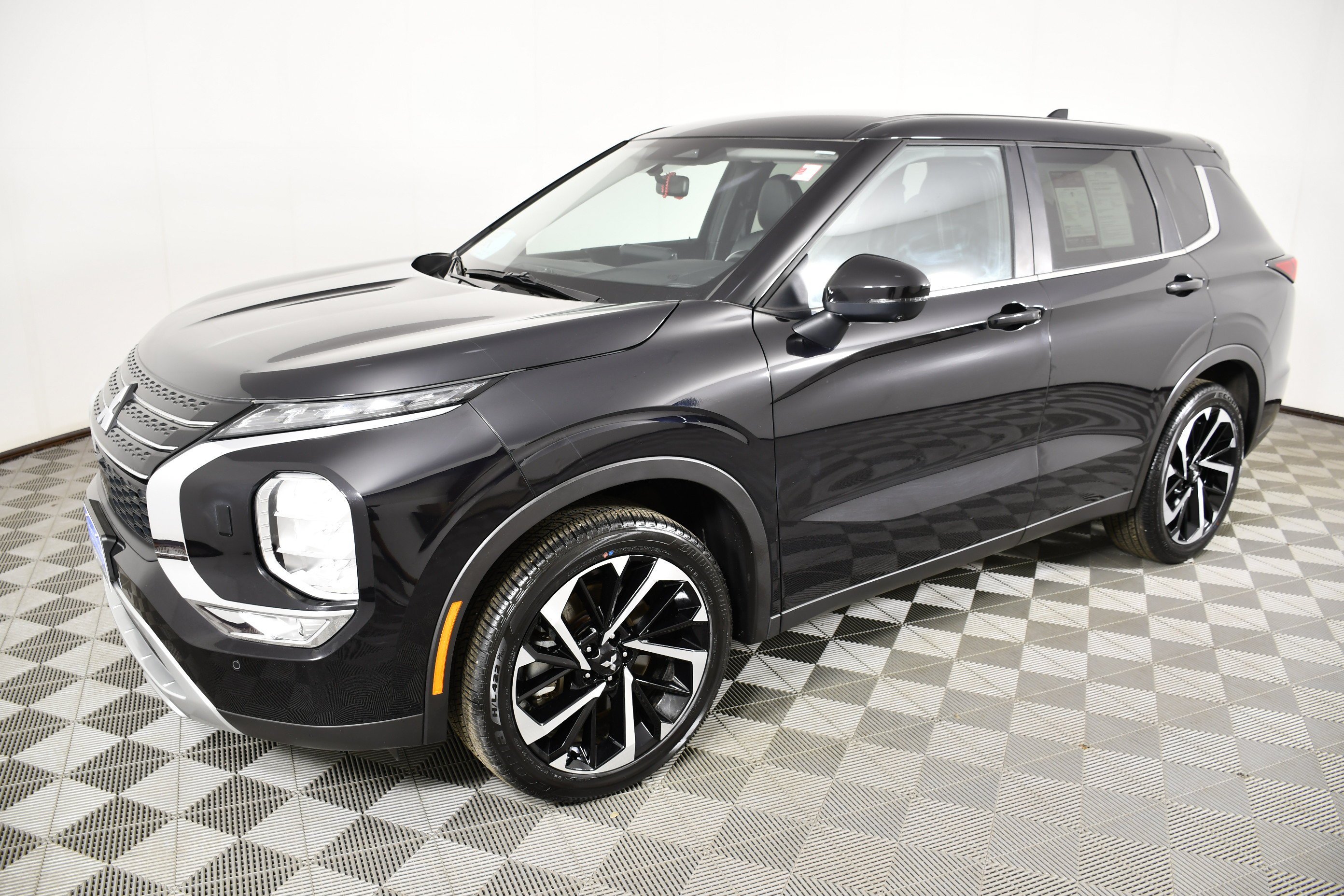 Certified Used 2024 Labrador Black Pearl Mitsubishi SE image 10