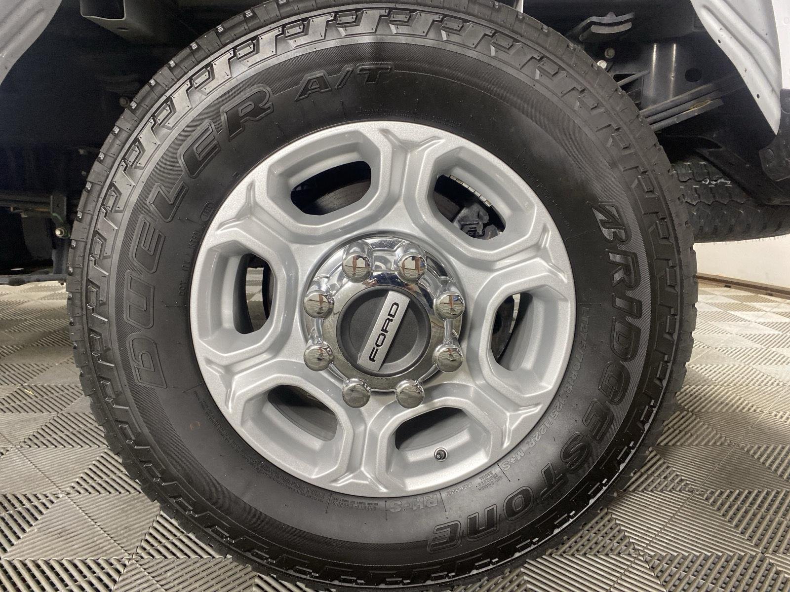 Used 2025 Oxford White Ford XLT image 32
