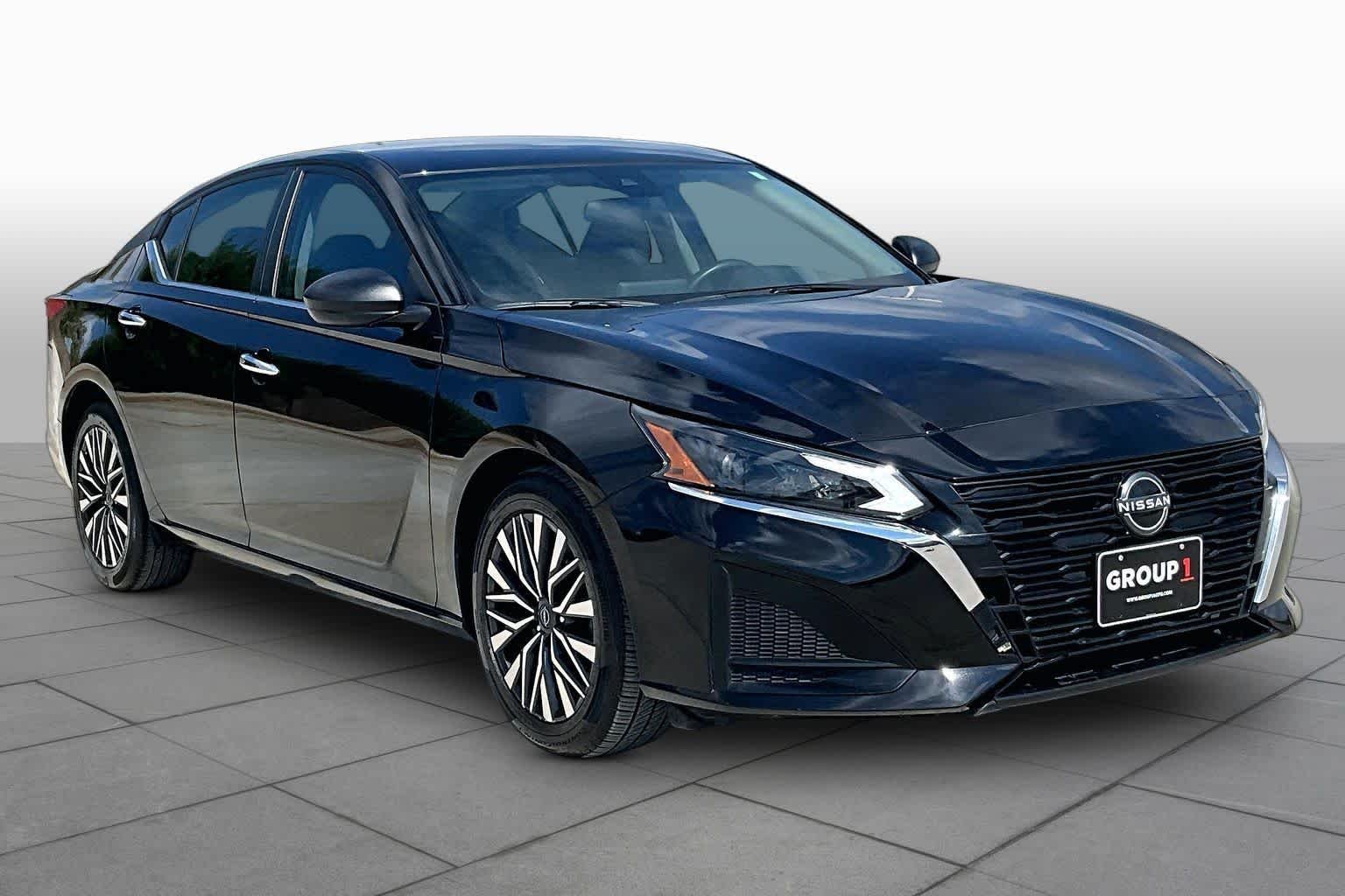 Used 2024 Super Black Nissan 2.5 SV image 3