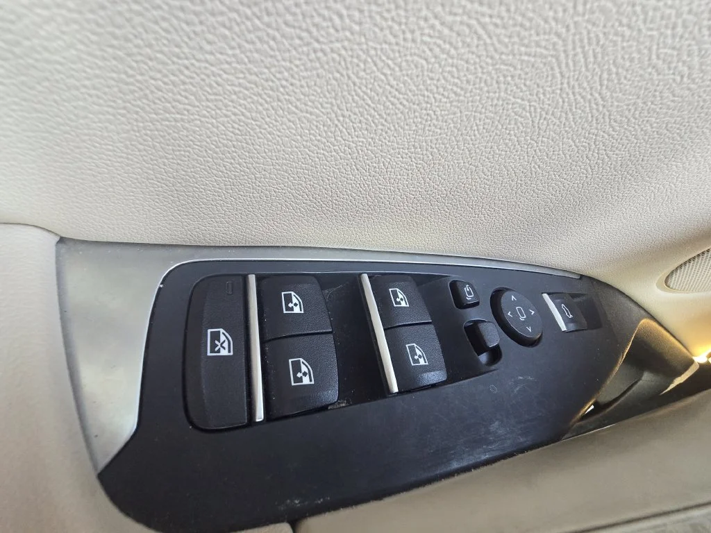 Used 2019 White BMW sDrive30i image 23