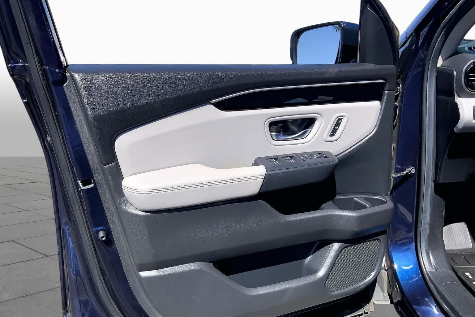 Used 2025 Obsidian Blue Pearl Honda EX-L image 21