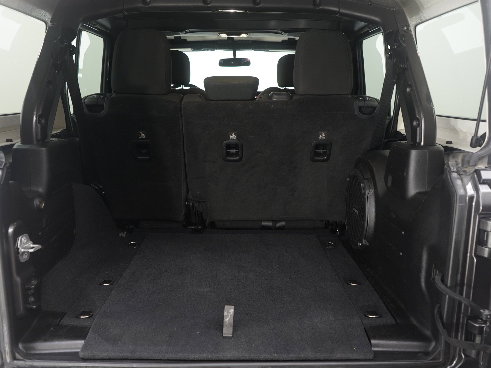 Used 2019 Granite Crystal Metallic Clearcoat Jeep Unlimited Rubicon image 13