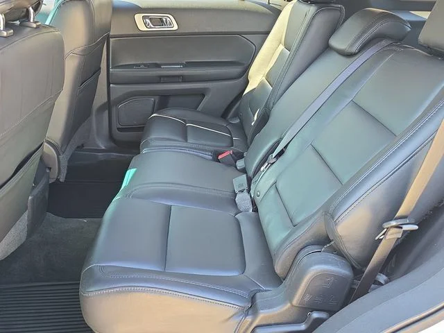 Used 2015 White Platinum Clearcoat Metallic Ford XLT image 24