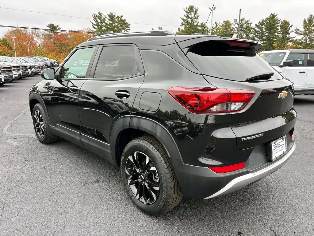 Used 2022 Black Metallic Chevrolet LT image 5