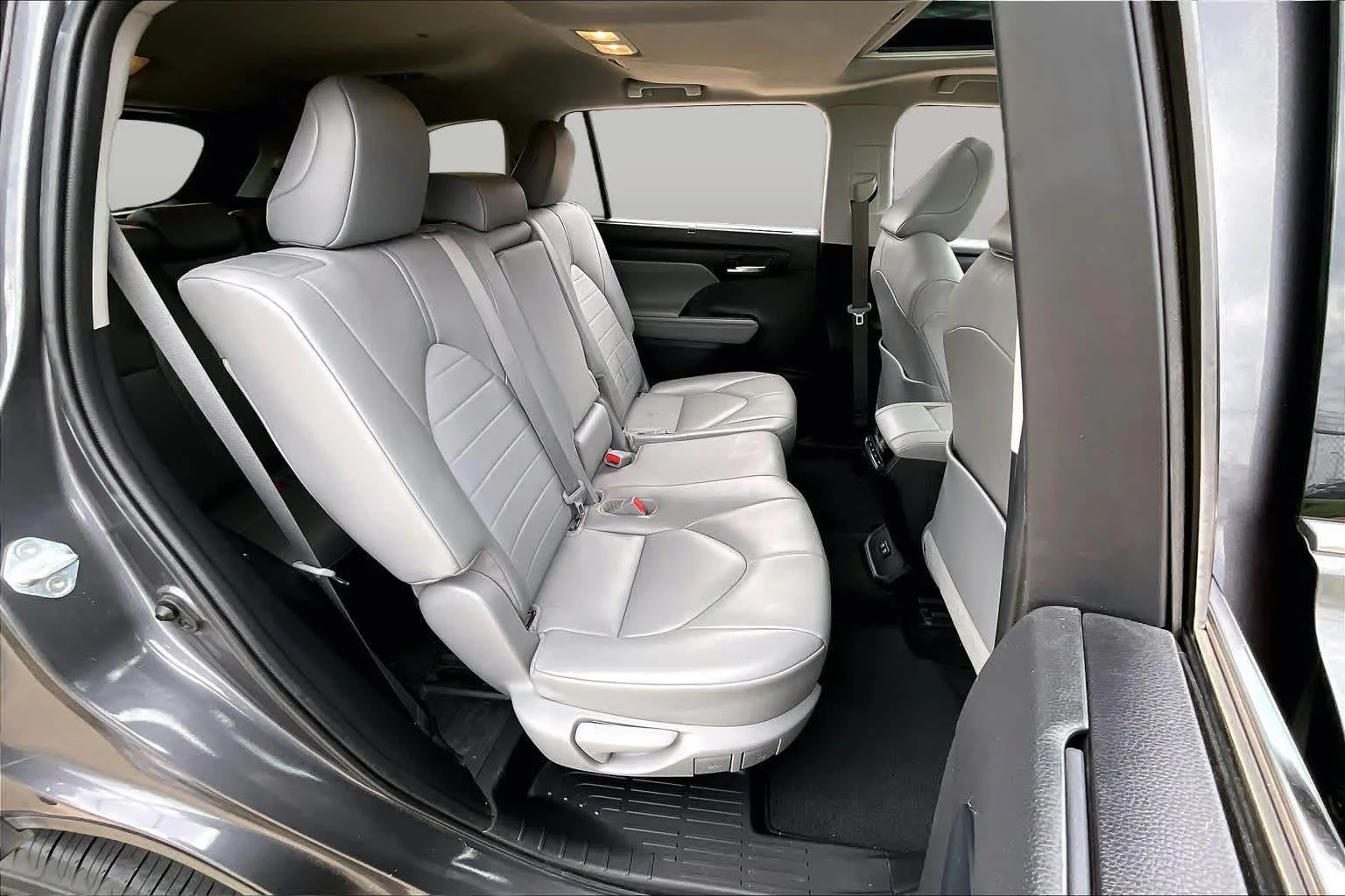 Used 2021 Magnetic Gray Metallic Toyota XLE image 19