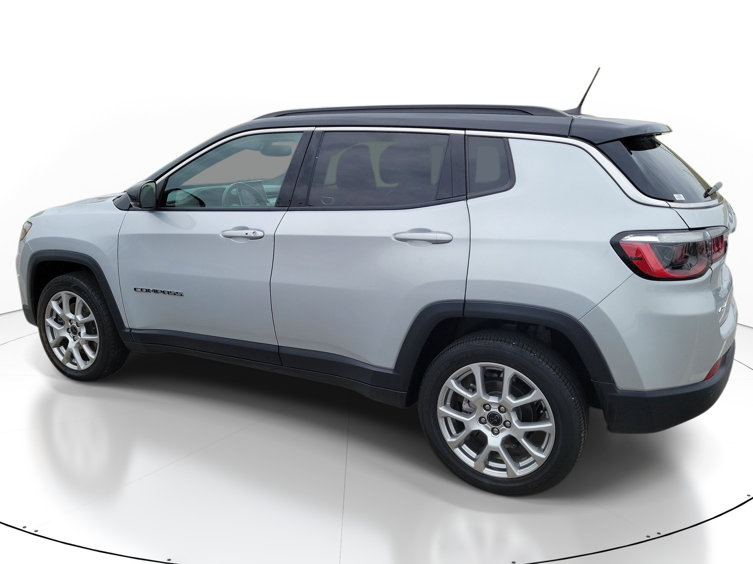 Used 2025 Silver Zynith Metallic Clearcoat Jeep Limited image 4