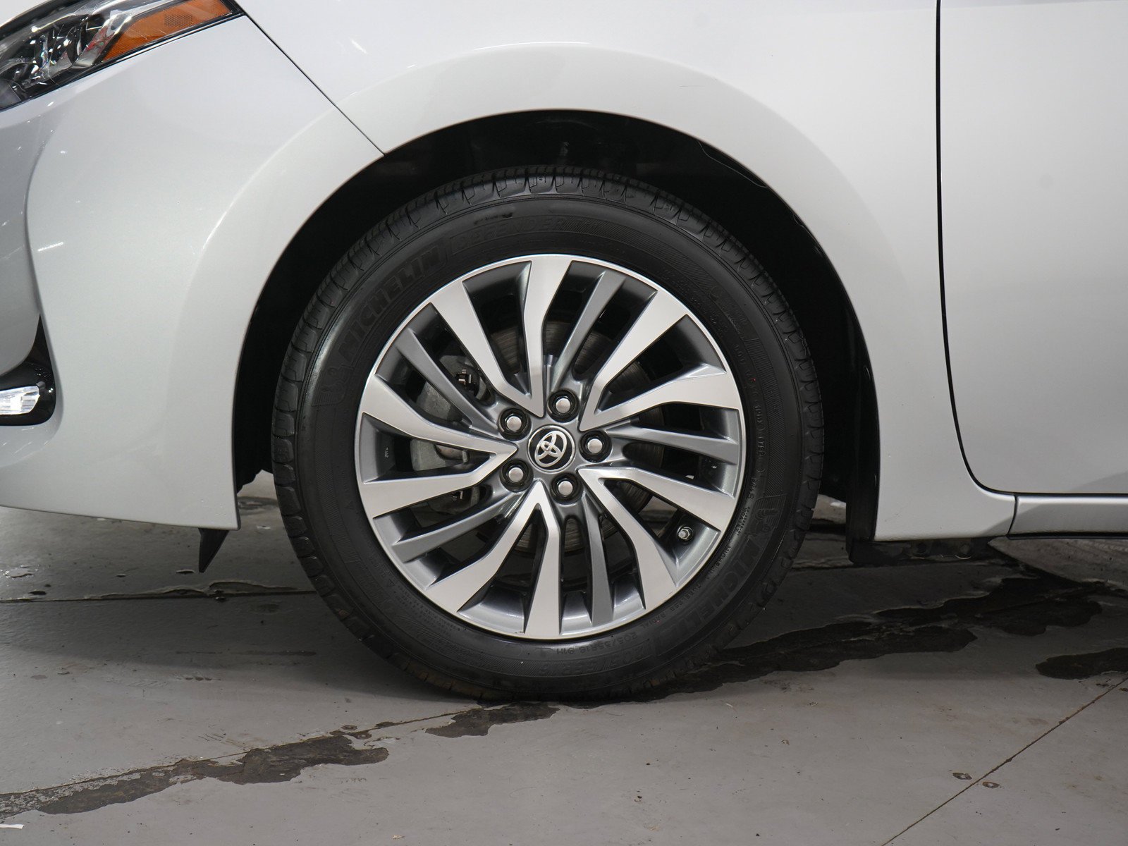 Used 2017 Classic Silver Metallic Toyota Xle image 27