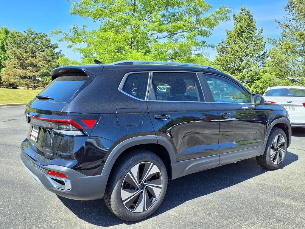 New 2026 Deep Black Pearl Volkswagen 1.5T SE image 2