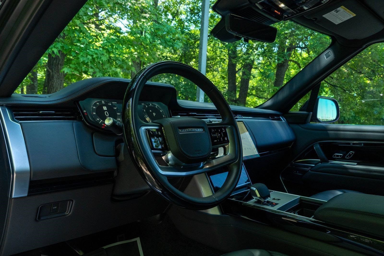 Used 2025 Obsidian Black SV Bespoke Ultra Metallic Satin Land Rover Autobiography image 20
