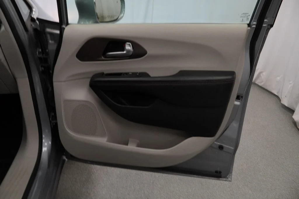 Used 2019 Silver Chrysler Touring Plus image 42